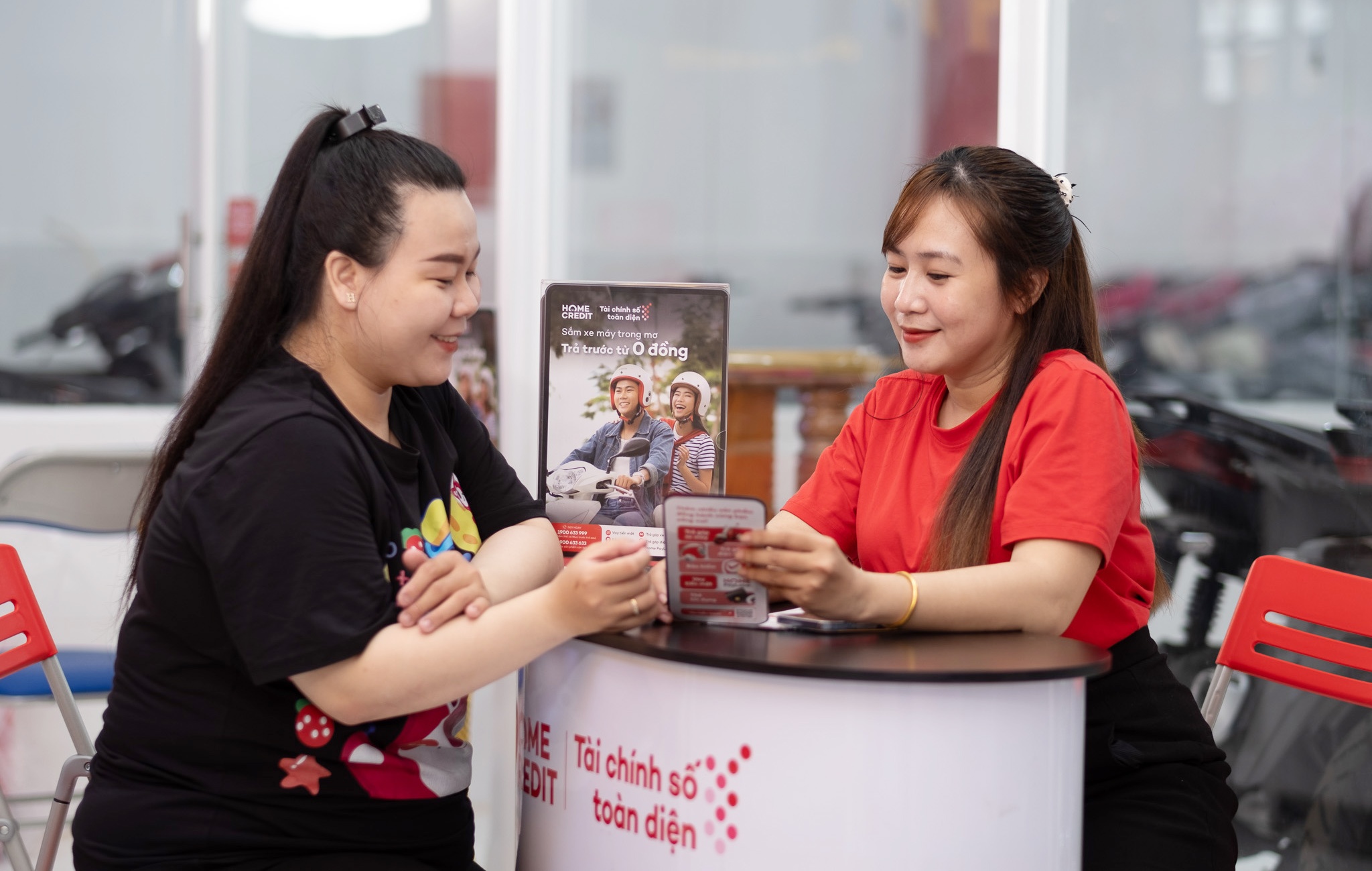 Đa dạng sản phẩm vay tiêu dùng dịp Tết giúp người dân chi tiêu linh hoạt 1 Khách hàng có thể hoàn tất thủ tục vay ngay tại cửa hàng và nhận tiền trong vòng vài phút