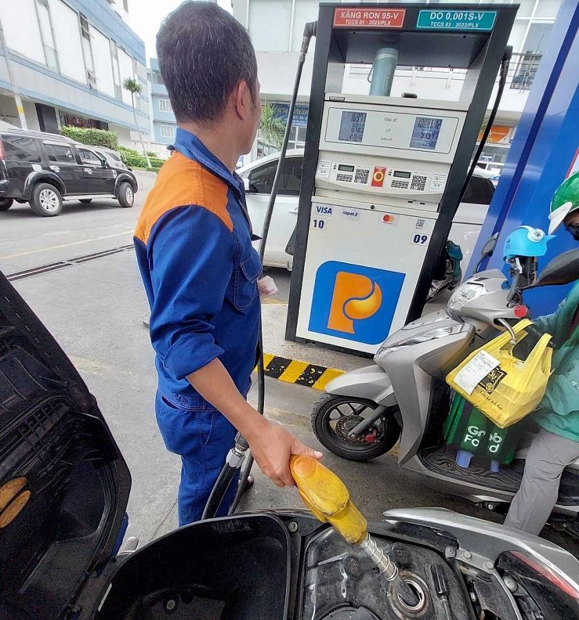 Khuyến khích tiêu thụ xăng sinh học, doanh nghiệp và người dân cùng hưởng lợi 2 Nhiều đơn vị kinh doanh xăng dầu cho biết lượng tiêu thụ xăng E5 thấp khiến họ gặp khó khăn. Ảnh: Thời báo Ngân hàng