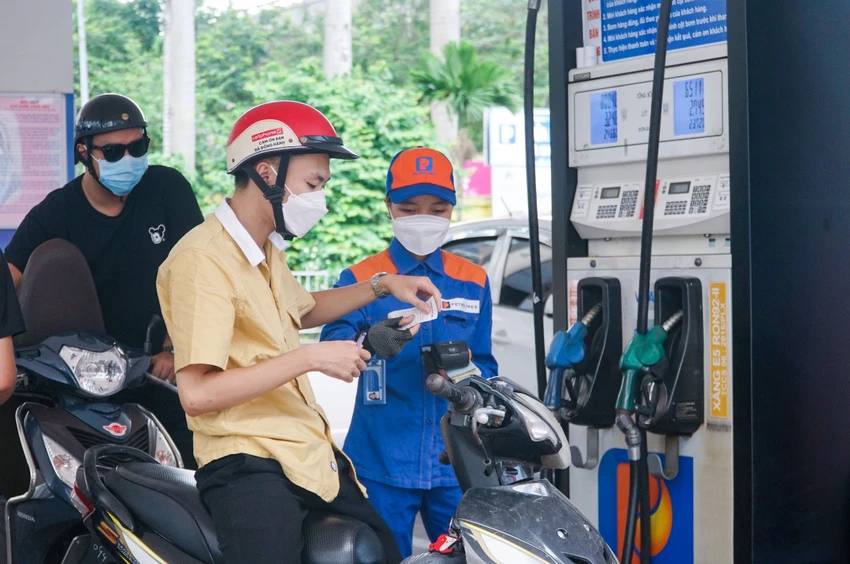 Khuyến khích tiêu thụ xăng sinh học, doanh nghiệp và người dân cùng hưởng lợi 1 Các doanh nghiệp phân phối và bán lẻ thúc đẩy tiêu thụ xăng sinh học E5 RON 92. Ảnh: Báo điện tử Pháp Luật thành phố Hồ Chí Minh