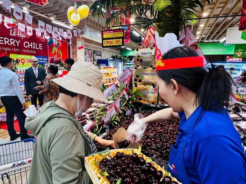 Chợ và siêu thị ngập tràn trái cây ngoại giá rẻ, cherry bán hơn 100 tấn trong tháng 1 trái cây