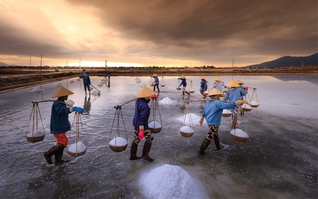 Nghề muối Bạc Liêu được tôn vinh tại Festival 2025 2 nghề muối