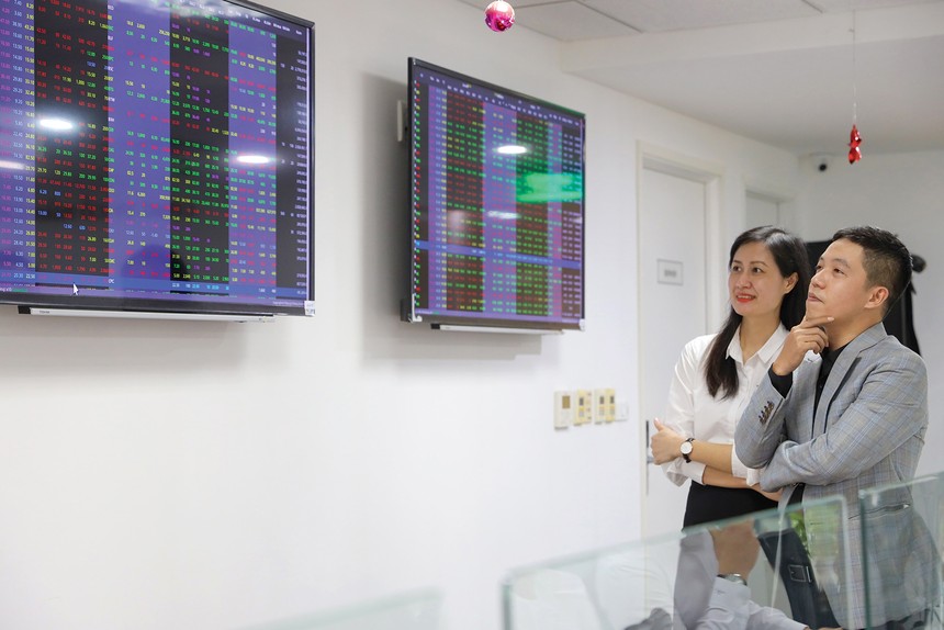 Dòng tiền đổ vào chứng khoán, tín hiệu tích cực cho nhà đầu tư 1 Thị trường chứng khoán trong thời gian gần đây đã có những chuyển biến tích cực, với chỉ số VN-Index tăng trưởng ấn tượng 5,4%