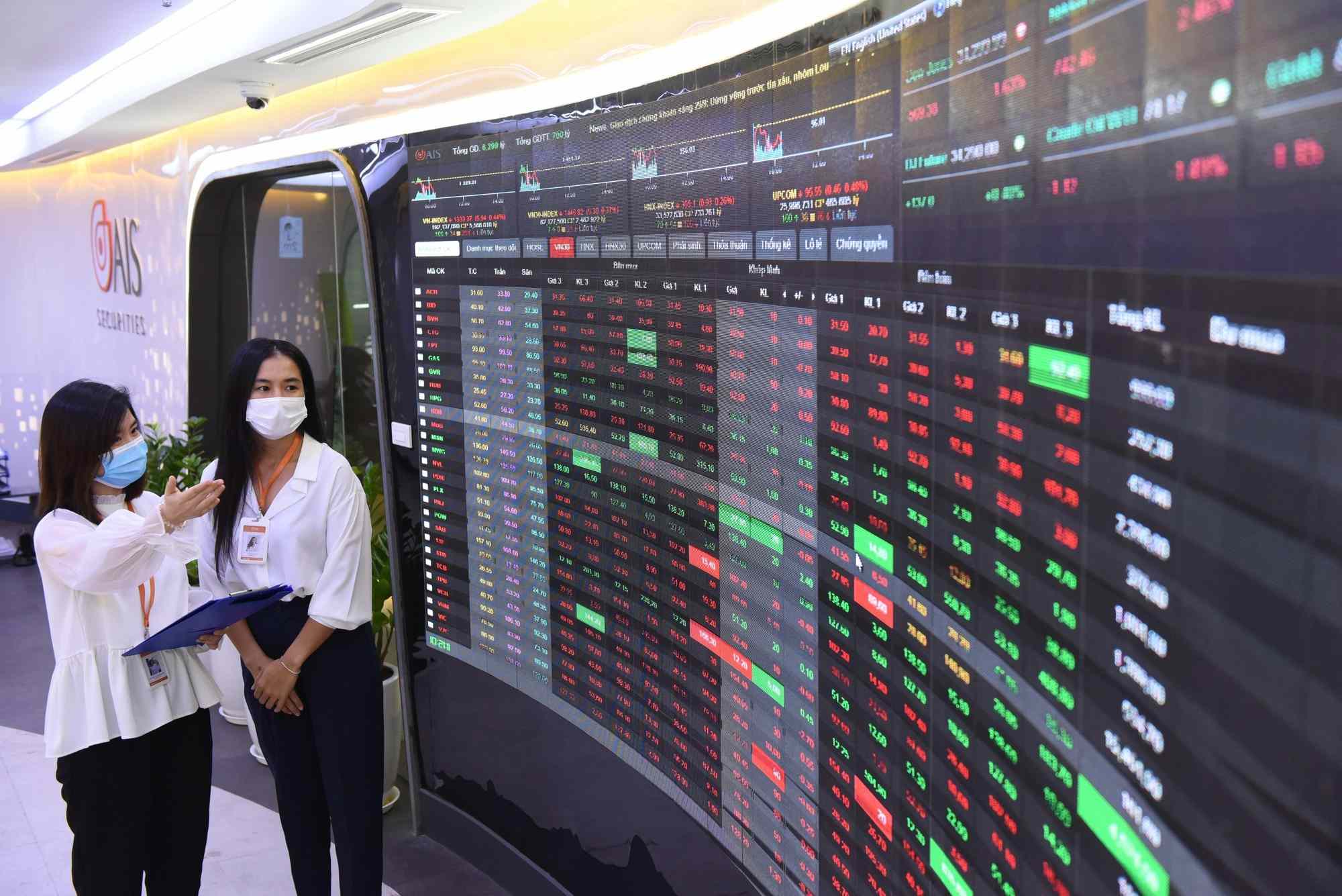 Áp lực bán mạnh ở nhóm cổ phiếu thép khiến VN-Index giảm 12 điểm 1 Chứng khoán đã có phiên đầu tuần không mấy khả quan - 60s hôm nay