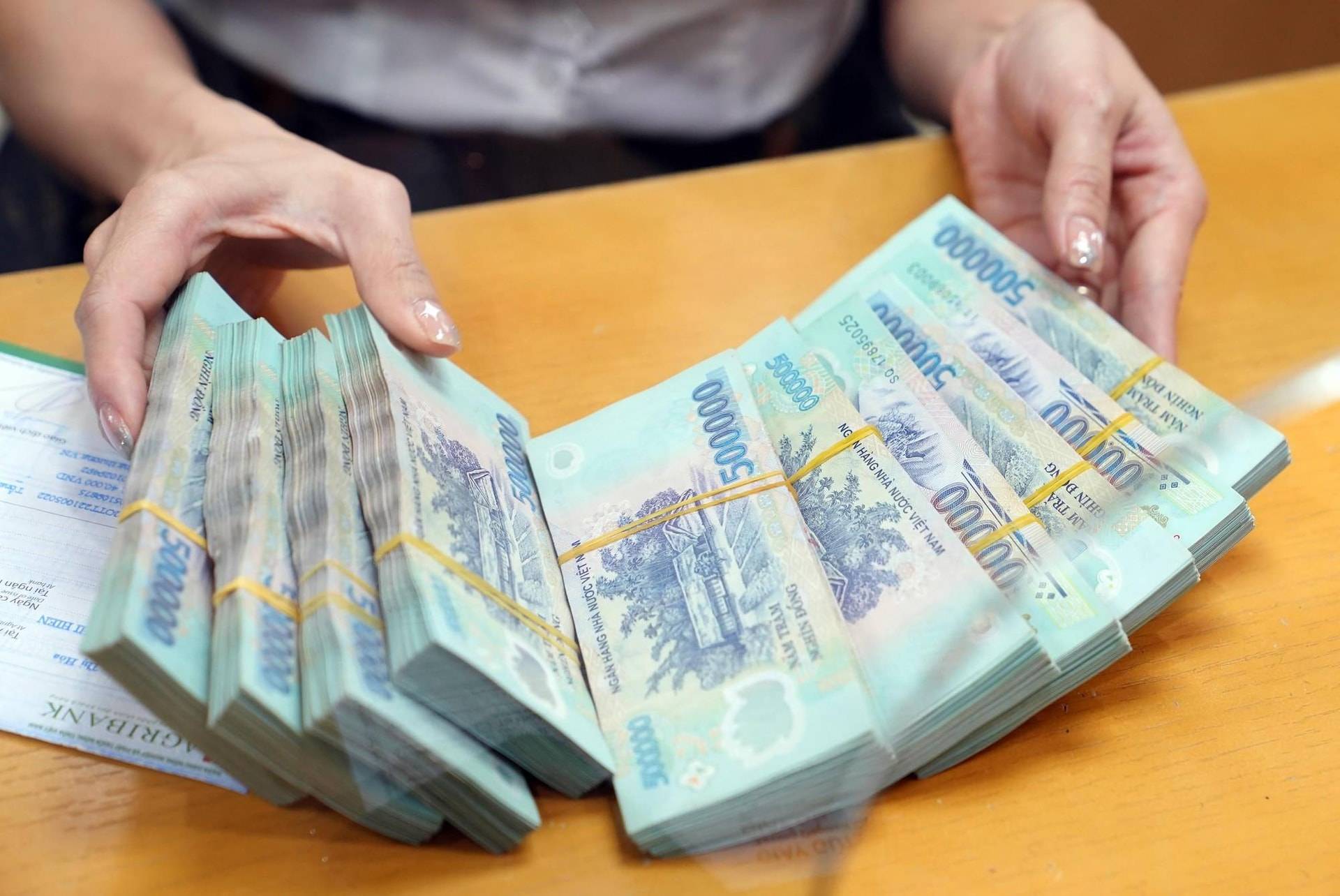 Bộ Tài chính đề xuất tiếp tục miễn thuế lãi tiền gửi tiết kiệm 1 Bộ Tài chính đề xuất tiếp tục miễn thuế đối với lãi tiền gửi tiết kiệm