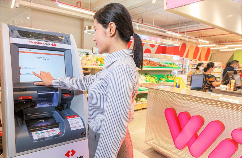 45 cửa hàng WinMart+ cùng Techcombank tạo thành điểm giao dịch 3 techcombank ket hop