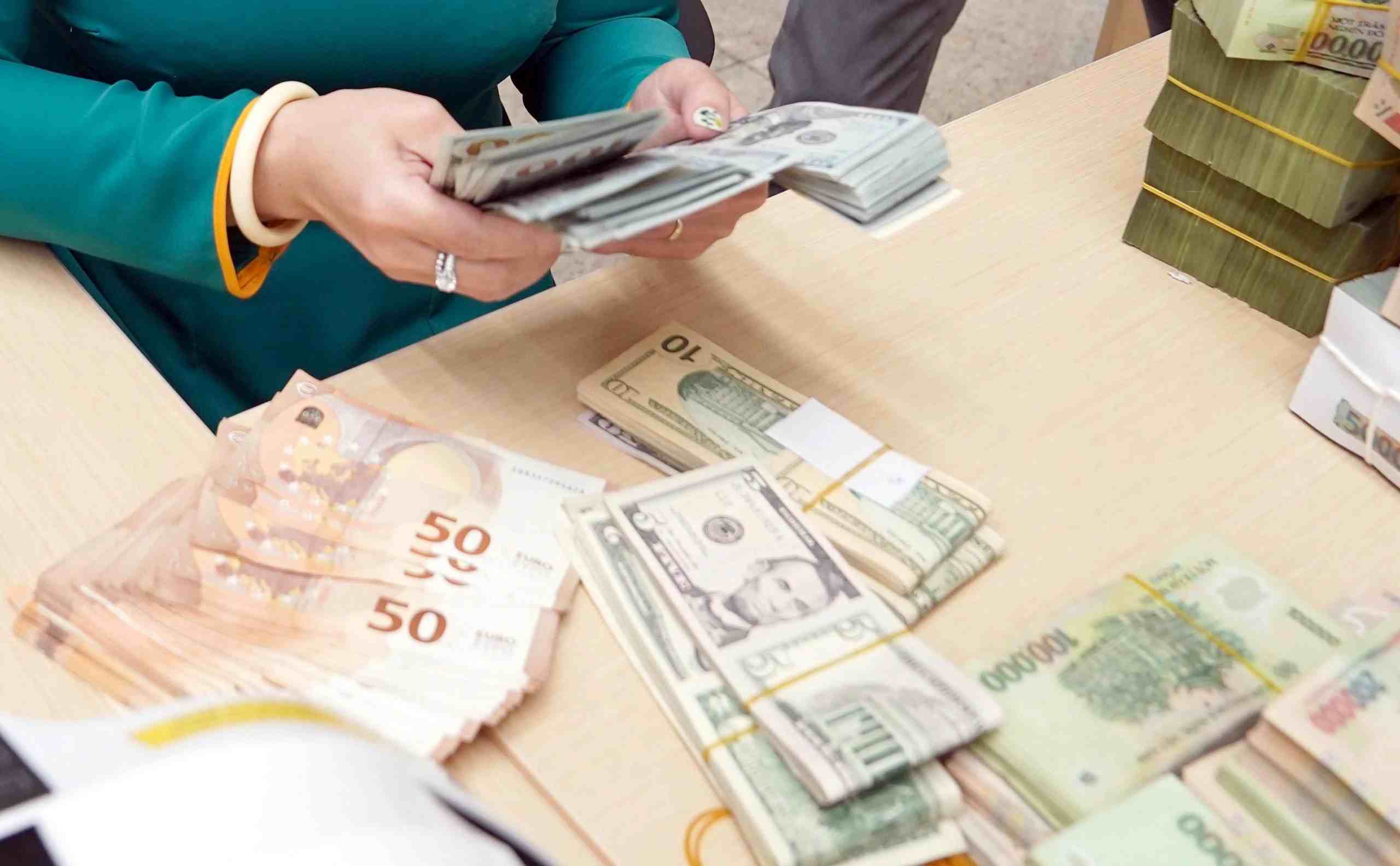 Tỷ giá USD "nóng" lên từng ngày, NHNN vào cuộc "hạ nhiệt" 3 tỷ giá USD và ngân hàng nhà nước