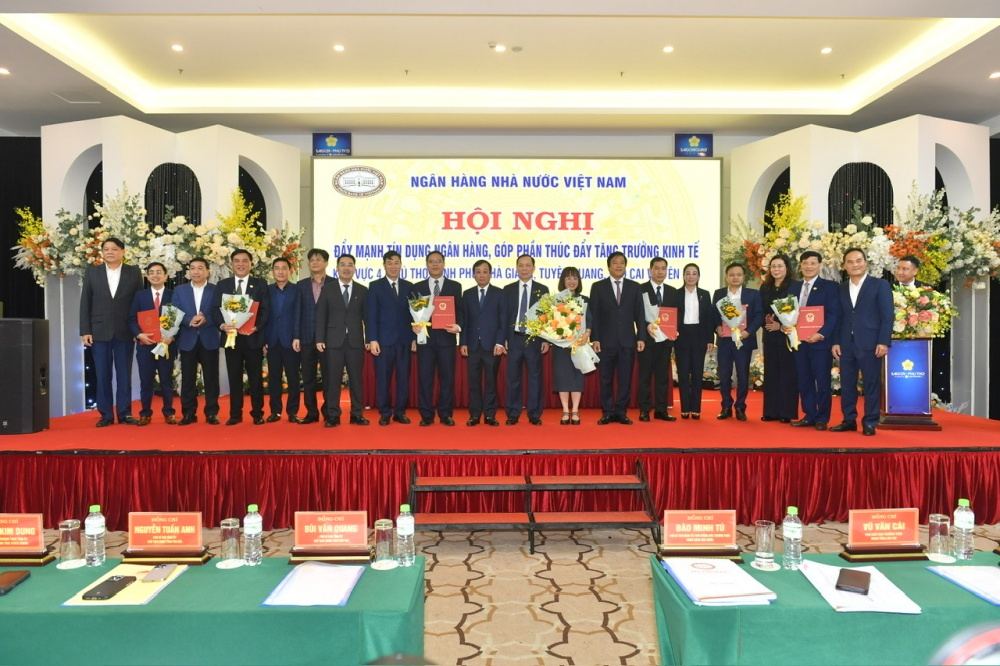 Ngân hàng đẩy tín dụng 2025, hành trang cho tăng trưởng kinh tế 8% 2 hội nghị thúc đẩy tín dụng