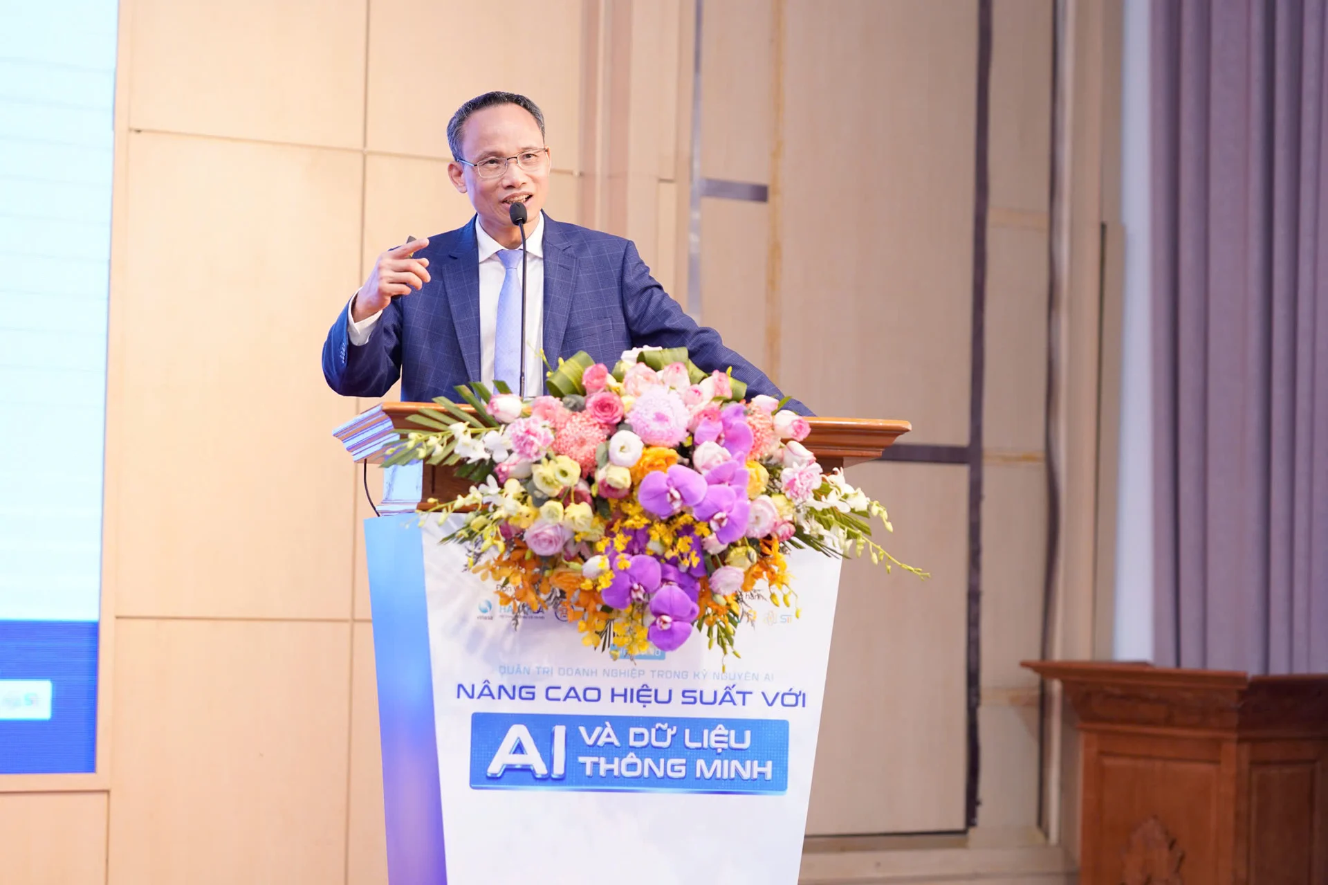 AI ứng dụng trong dầu khí và quản trị doanh nghiệp 2025 2 AI-tang-hieu-suat-quan-tri-doanh-nghiep