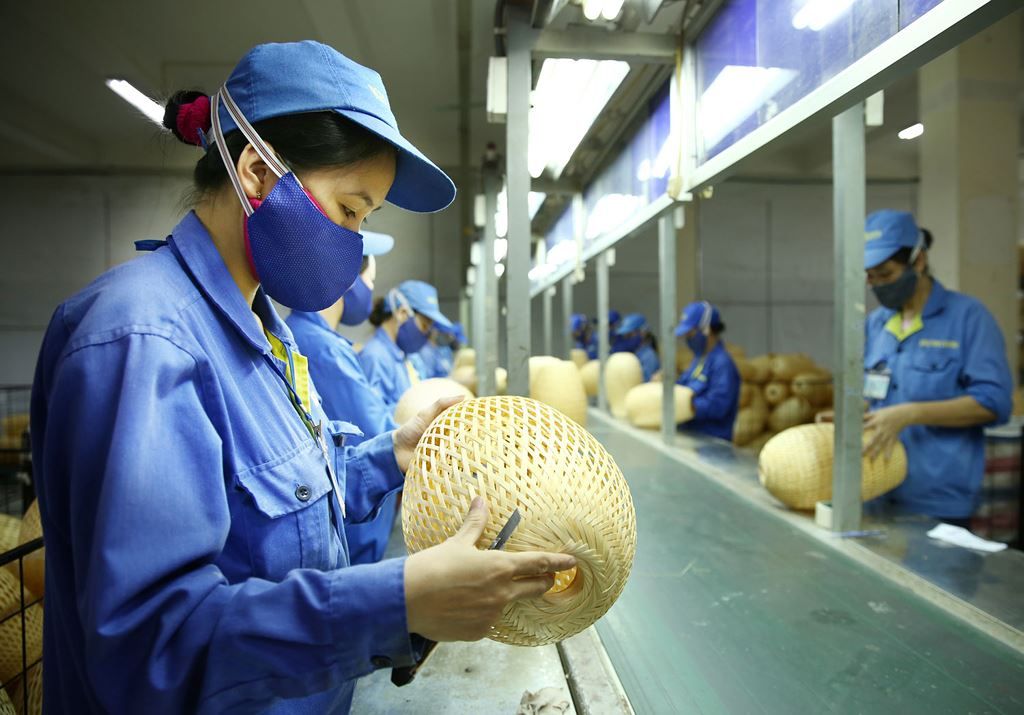 Doanh nghiệp nhỏ và vừa, thách thức lớn trong cuộc đua bền vững năm 2025 2 DNNVV thường đóng vai trò phụ trợ cho các doanh nghiệp lớn hoặc FDI, nhưng giờ đây, tiêu chuẩn đặt hàng đã khắt khe hơn với các yêu cầu về ESG