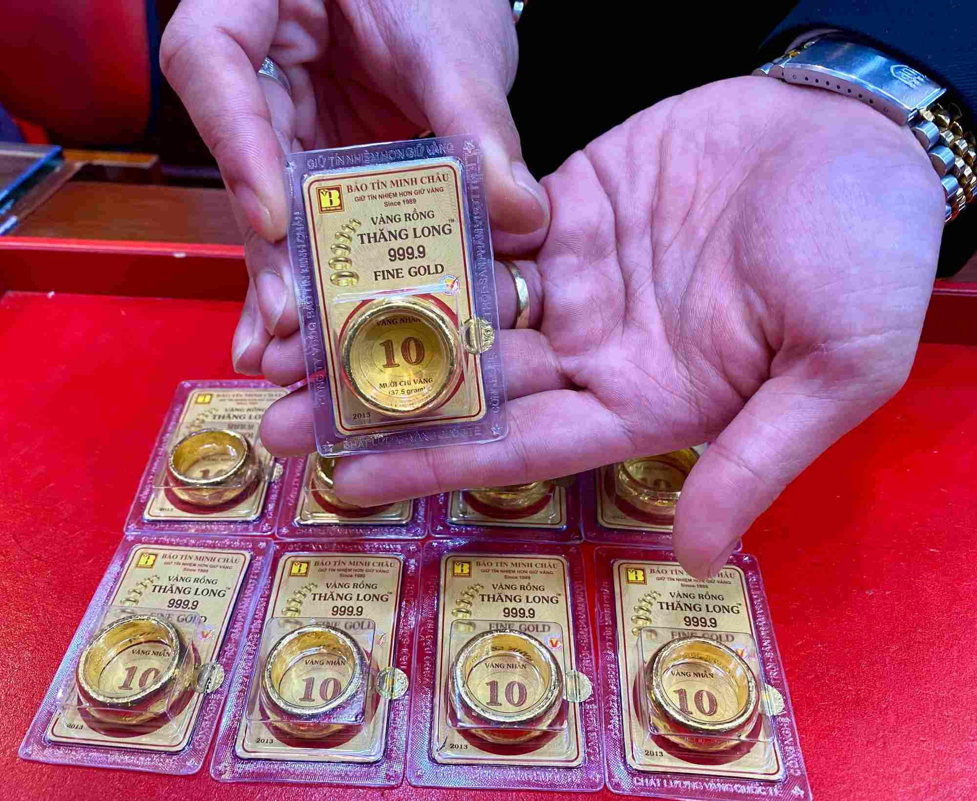 Giá vàng nhẫn vượt 100 triệu, đầu tư nào hấp dẫn 2025?