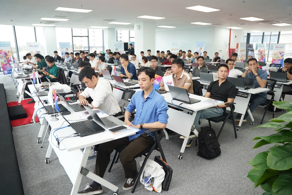 Ngân hàng số Vikki và Galaxy Holdings rót 100 tỷ cho 'trái tim' AI Đà Nẵng 3 Các học viên của khóa đào tạo chuyên sâu về thiết kế bán dẫn đầu tiên tại Trung tâm nghiên cứu và đào tạo vi mạch cùng trí tuệ nhân tạo Đà Nẵng.