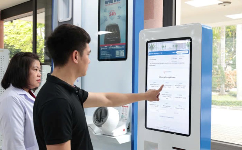 Visa đẩy thanh toán không tiếp xúc tại Metro TP.HCM 2 Visa cũng khởi động chiến dịch "Một chạm đi mọi trạm. Đi Metro – Chạm thẻ Visa", nhằm khuyến khích người dân trải nghiệm phương thức thanh toán mới