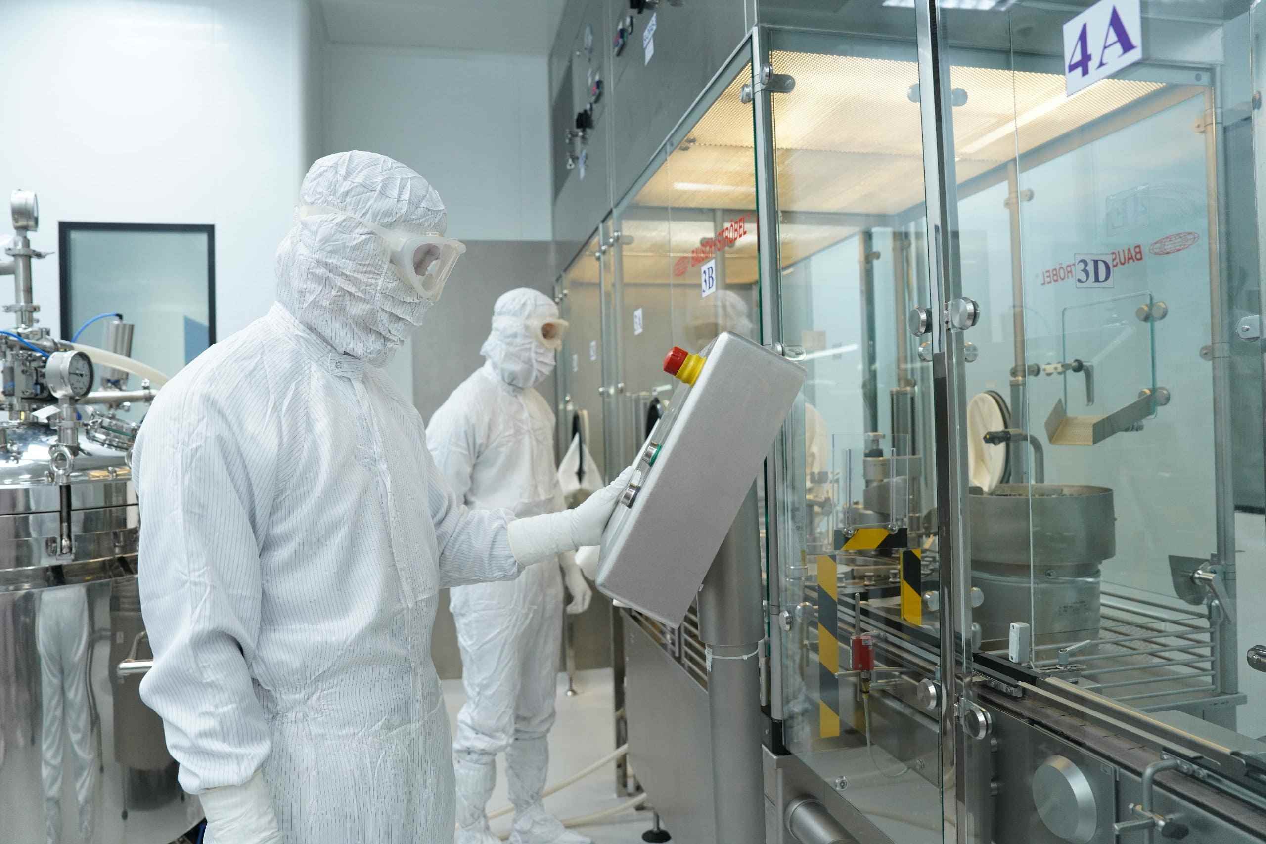 Nhân viên làm việc tại nhà máy dạt chuẩn EU GMP của IMP
