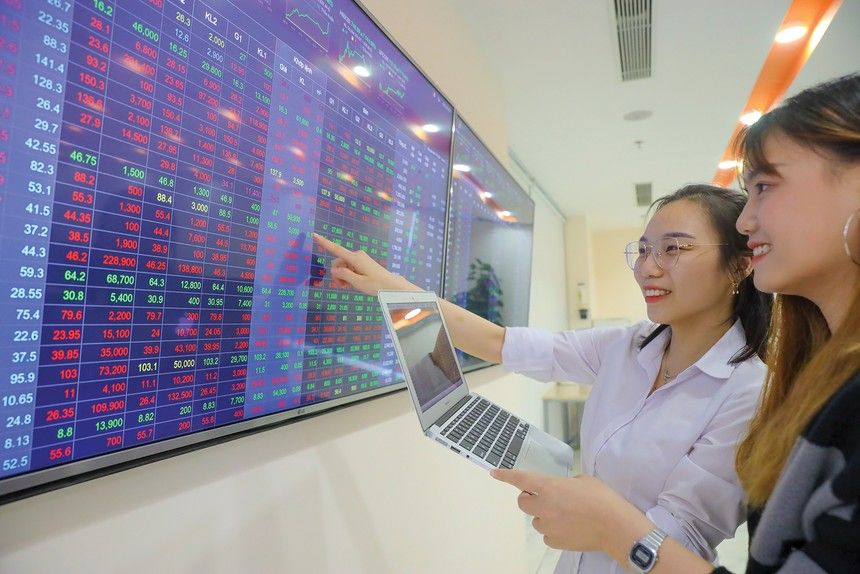 Dòng vốn rẻ đẩy VN-Index lên đỉnh mới 1 Thị trường chứng khoán Việt Nam vừa khép lại tuần giao dịch tích cực, với VN-Index tăng từ 1.230 điểm lên 1.326 điểm sau 8 tuần liên tiếp đi lên