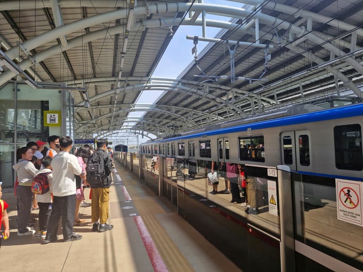 Saigon Co.op mở điểm bán lẻ, cửa hàng tiện lợi tại nhà ga metro 1 Saigon Co.op đã hợp tác cùng HURC mở cửa hàng tiện lợi tại các nhà ga metro Bến Thành-Suối Tiên