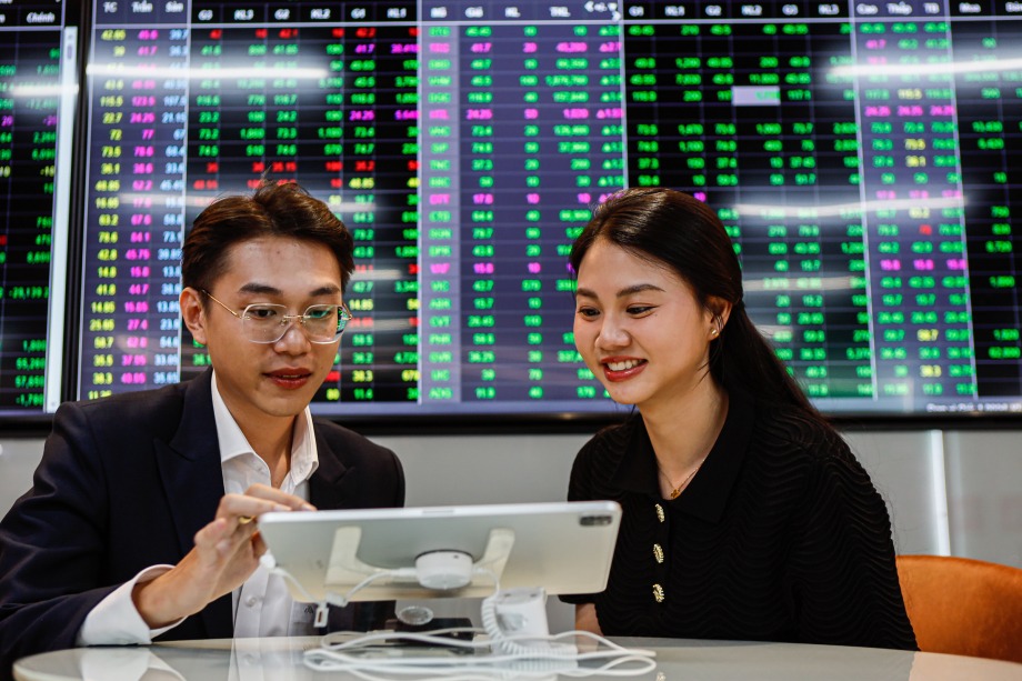 Dòng tiền phân hóa mạnh nhưng VN-Index giữ nhịp tăng trong tuần qua 1 Thị trường chứng khoán tuần qua đạt mốc 1.300 điểm - 60 hôm nay