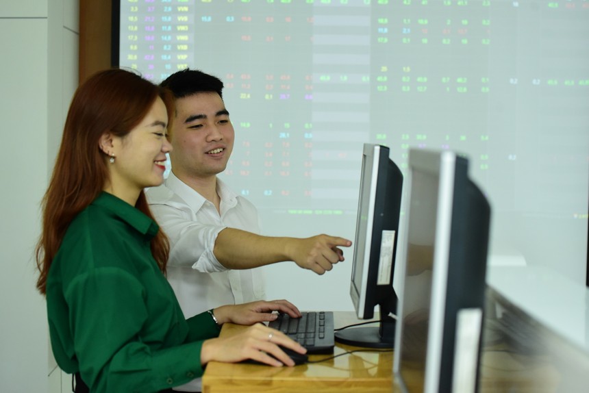 Thị trường chứng khoán lấy lại đà hồi phục, SHB bứt phá ấn tượng 1 Thị trường chứng khoán cuối tuân tiếp tục biến động mạnh - 60s hôm nay