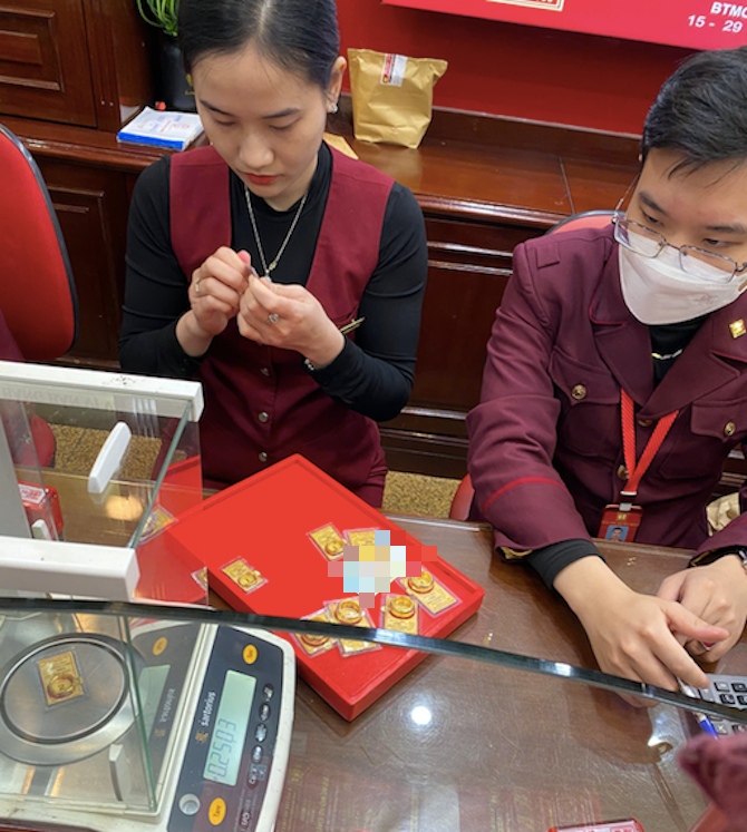 Giá vàng kỷ lục, thị trường vàng sôi động chưa từng thấy 2 giá vàng hôm nay tại các cửa hàng vàng tập nập khách hàng