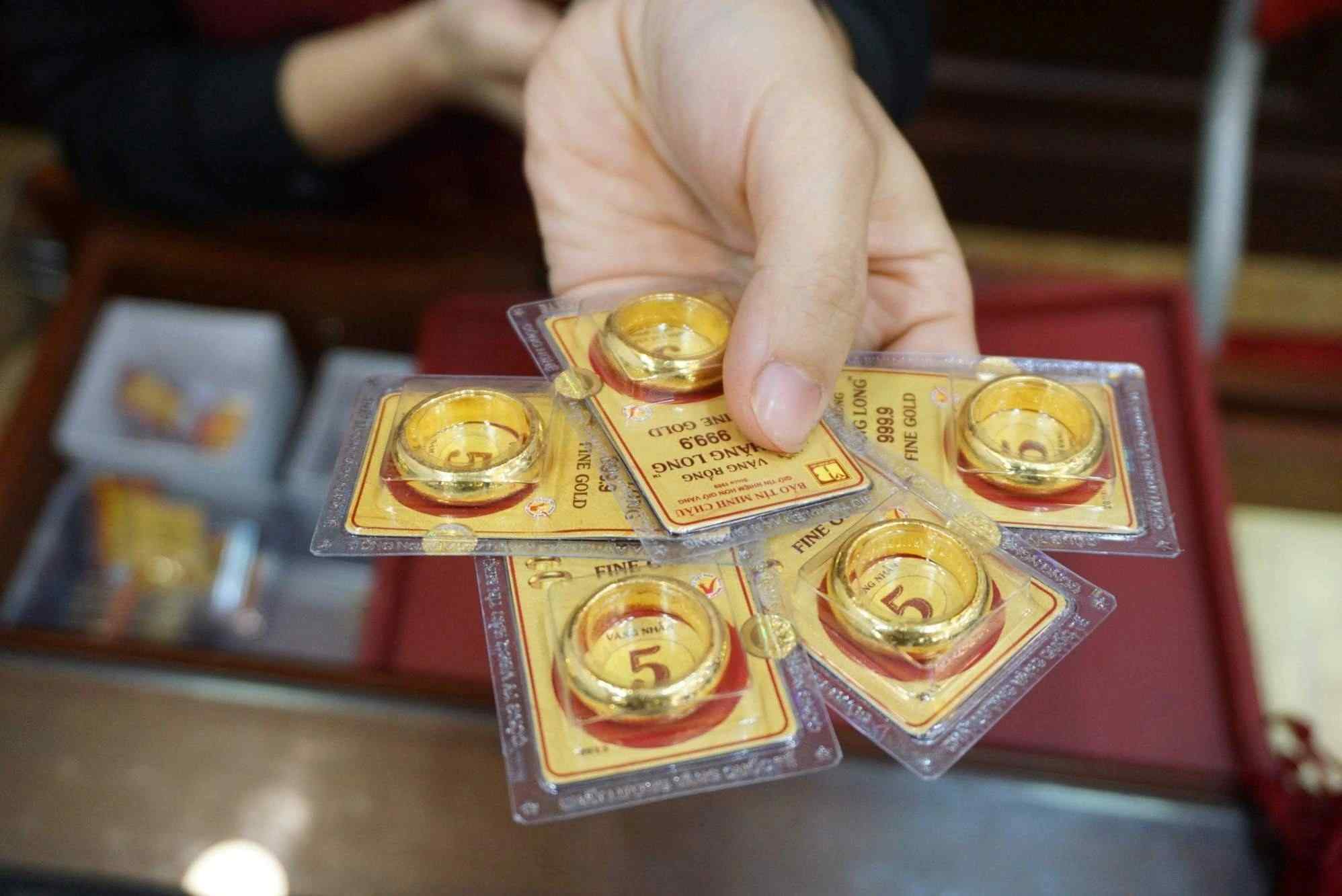 Giá vàng hôm nay 17/3 lập đỉnh mới, nhẫn gần 97 triệu 1 Giá vàng miếng SJC và vàng nhẫn đồng loạt lập đỉnh mới