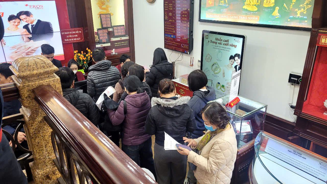 Giá vàng kỷ lục, thị trường vàng sôi động chưa từng thấy 1 giá vàng lập đỉnh