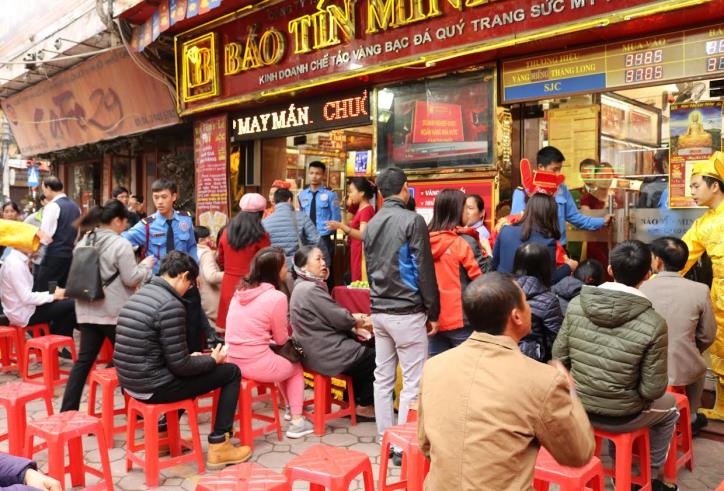 Giá vàng tuột mốc 100 triệu, người dân tranh thủ săn giá rẻ 4 Giá vàng được chuyên gia nhận định sẽ chịu ảnh hưởng từ yếu tố địa chính trị toàn cầu.