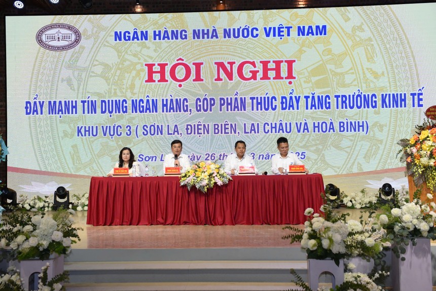 Ngân hàng đồng hành doanh nghiệp, tín dụng 2025 tăng tốc 1 Hội nghị được chủ trì bởi các lãnh đạo tỉnh Sơn La và đại diện ngành ngân hàng.