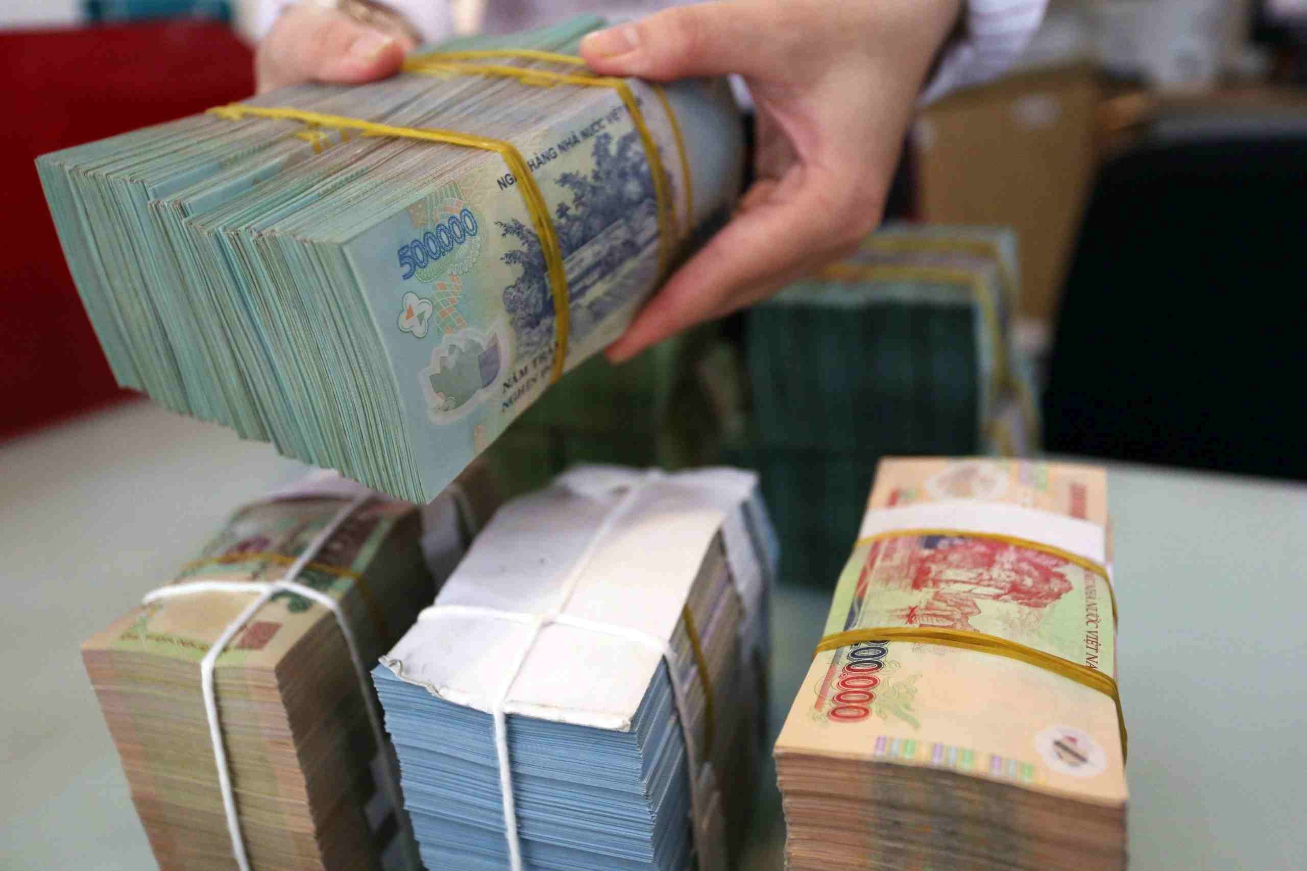 Lãi suất ngân hàng giảm mạnh, cơ hội nào cho nhà đầu tư? 3 Đầu tư vào chứng khoán, vàng hay bất động sản – đâu là lựa chọn tối ưu lúc này?.