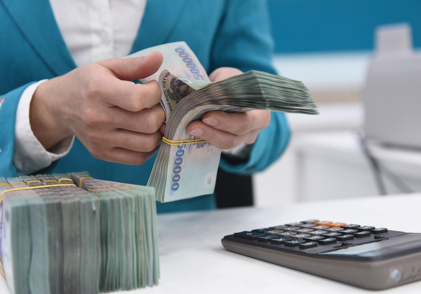 Lãi suất huy động giảm mạnh, tín dụng tăng tốc 2025 3 Khi lãi suất huy động giảm, chi phí vốn của ngân hàng thấp hơn, tạo điều kiện để giảm lãi suất cho vay (chi phí mà doanh nghiệp, cá nhân trả khi vay vốn)