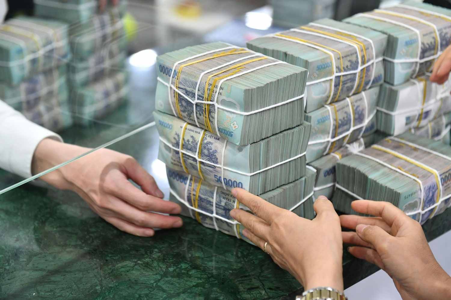 Lãi suất huy động giảm mạnh, tín dụng tăng tốc 2025 1 Thị trường tài chính Việt Nam đang chứng kiến những thay đổi đáng kể khi lãi suất huy động (lãi suất ngân hàng trả cho tiền gửi) giảm mạnh trong những tháng đầu năm 2025.