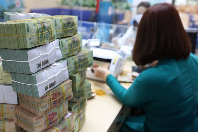 Lãi suất huy động giảm mạnh, tín dụng tăng tốc 2025 2 Các chuyên gia tài chính dự đoán lãi suất huy động kỳ hạn 12 tháng sẽ duy trì trong khoảng 5% - 5,2% trong năm 2025.