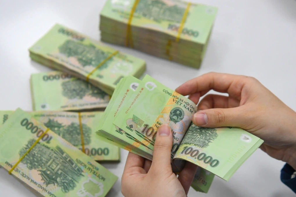Lãi suất ngân hàng giảm mạnh, cơ hội nào cho nhà đầu tư? 2 Lãi suất tiết kiệm tại nhiều ngân hàng đã có sự giảm sâu đáng kể.
