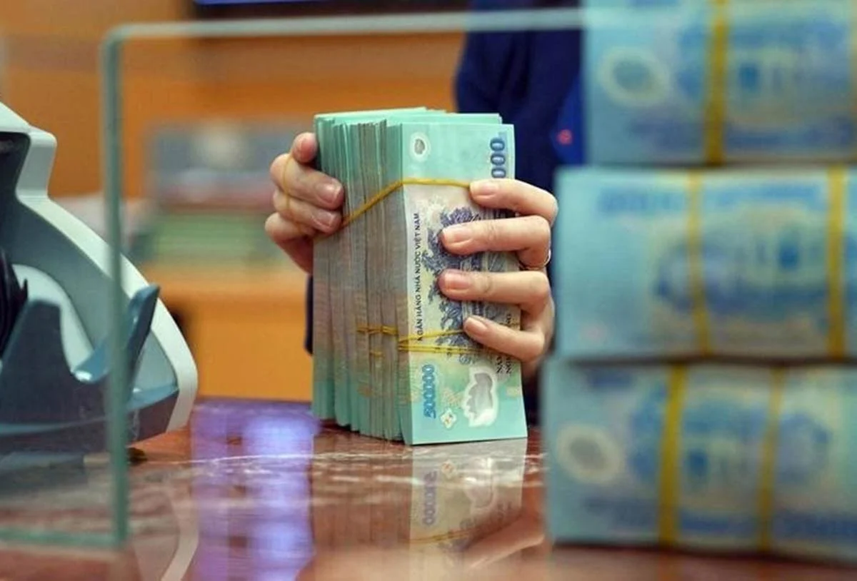 Lãi suất ngân hàng giảm mạnh, cơ hội nào cho nhà đầu tư? 1 Lãi suất tiết kiệm giảm 0,1-0,9%/năm từ cuối tháng 2/2025, đẩy nhà đầu tư tìm kênh sinh lời như chứng khoán, vàng, bất động sản.