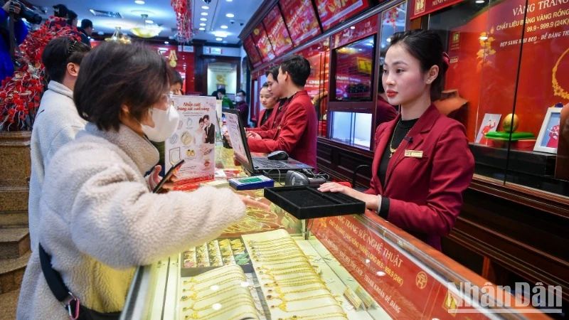 Sự biến động của giá vàng không chỉ ảnh hưởng đến người mua vàng mà còn lan tỏa đến các lĩnh vực như chứng khoán, bất động sản và chính sách vay vốn