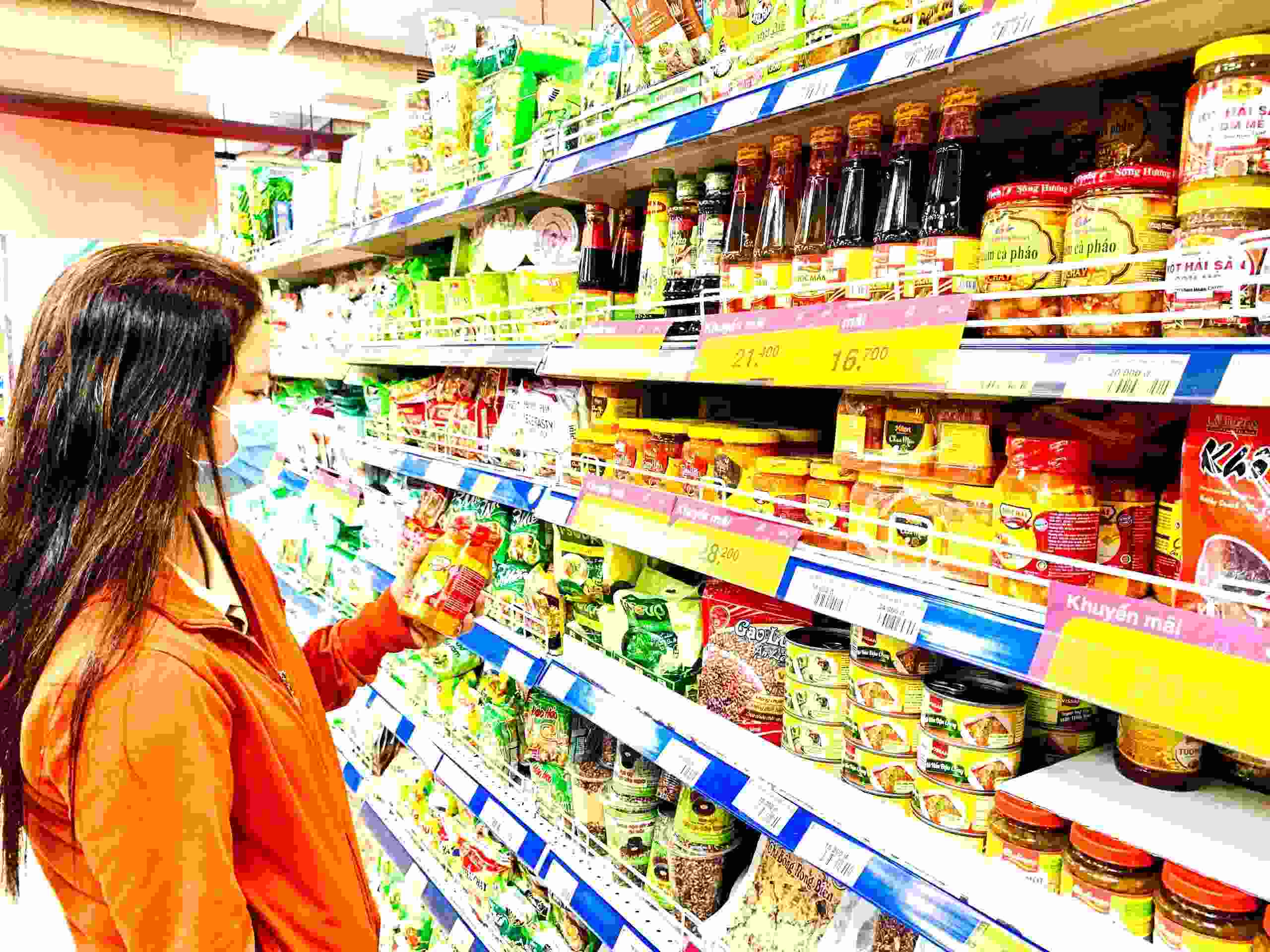 Mua sắm đa kênh, người Việt thay đổi thói quen tiêu dùng 2 Xu hướng cá nhân hóa cũng đáng chú ý, đặc biệt ở nhóm trẻ. Ảnh: Thời báo Ngân hàng