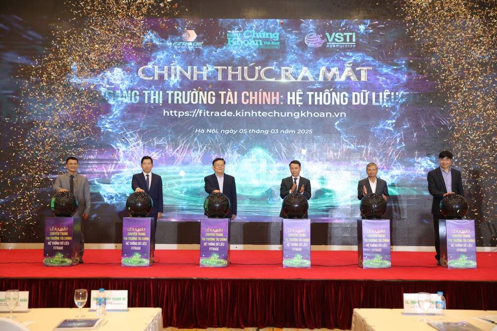 Fitrade ra mắt với hệ thống dữ liệu tài chính toàn diện cho nhà đầu tư 1 Các đại biểu chính thức ấn nút kích hoạt chuyên trang Thị trường Tài chính - Hệ thống dữ liệu Fitrade - 60s hôm nay