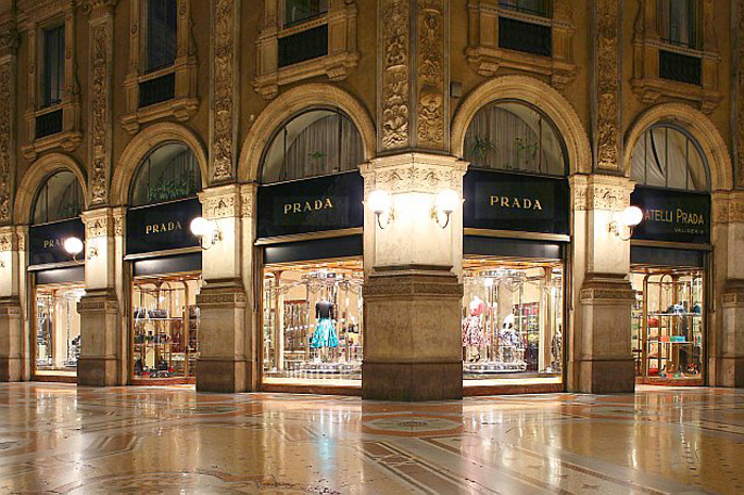 Tương lai của Versace sau khi về tay Prada? 2 thuong vu prada mua versace