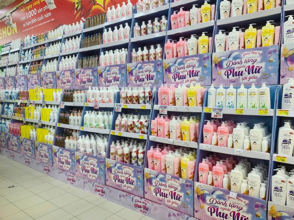 Thị trường hoa và quà 8/3 “nóng” rực, giá cả tăng từng ngày