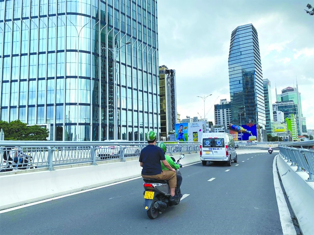 Tín dụng hạ tầng khơi dậy tăng trưởng 2025 2 Hạ tầng bứt tốc với hơn 3.300 km cao tốc, mở rộng sân bay, đô thị vệ tinh, tạo cơ hội lớn cho tín dụng ngân hàng rót vốn.