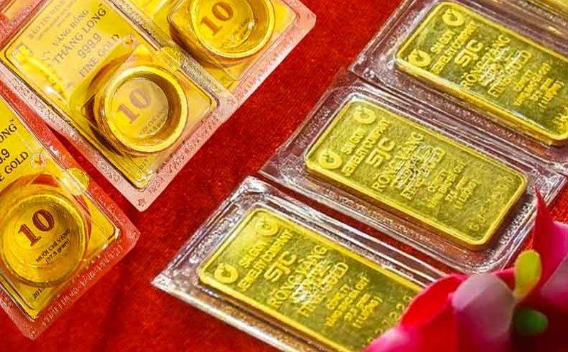 Giá vàng SJC lập đỉnh 107,5 triệu đồng, nên đầu tư hay chờ đợi thời cơ 2 Trên thị trường quốc tế, giá vàng giảm nhẹ về 3.211 USD/ounce, tương đương 100,6 triệu đồng/lượng, do áp lực chốt lời sau khi đạt đỉnh 3.238 USD/ounce ngày 14/4
