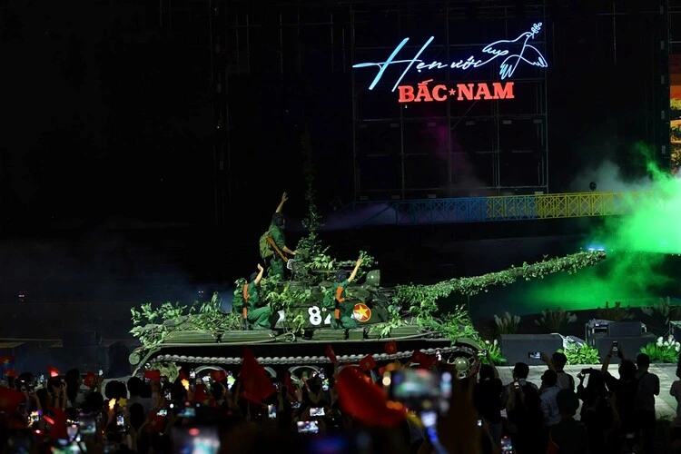 Giữ gìn hào khí dân tộc qua sân khấu lịch sử hoành tráng “Hẹn ước Bắc - Nam” 1 Giữ gìn hào khí dân tộc qua sân khấu lịch sử hoành tráng “Hẹn ước Bắc - Nam”. Ảnh: Sưu tầm