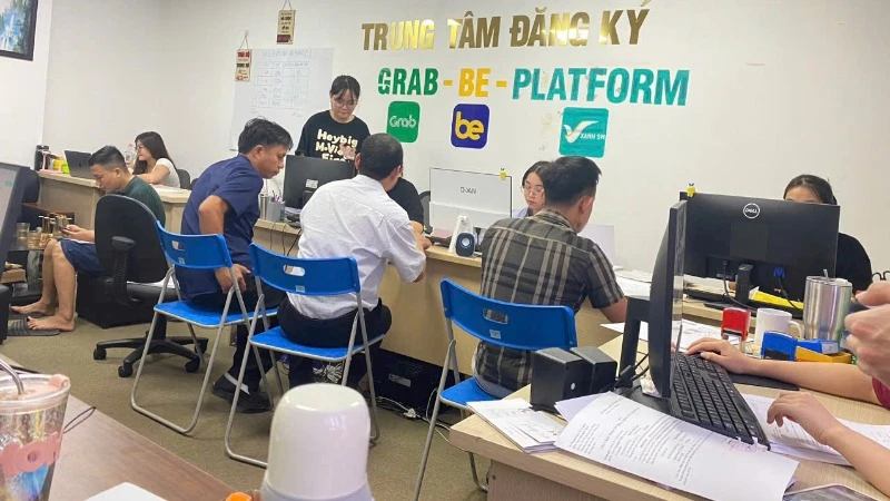 Hợp tác xã điện tử (HTXĐT): Động lực mới cho kinh tế tư nhân 2 HTXĐT cần được hỗ trợ bởi các doanh nghiệp công nghệ, như Viettel hoặc FPT, để cung cấp ứng dụng thân thiện và đào tạo miễn phí, đảm bảo tính khả thi khi triển khai.