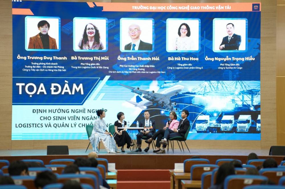 Đào tạo nhân lực Logistics, chìa khóa cạnh tranh toàn cầu 1 Đại học Công nghệ Giao thông vận tải (UTT) tại Hà Nội tổ chức tọa đàm “Định hướng nghề nghiệp cho sinh viên ngành logistics và quản lý chuỗi cung ứng”