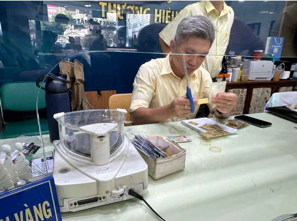 Giá vàng 23/4/2025 tụt dốc sau đợt tăng nóng, thị trường đảo chiều 2 Sự sụt giảm đồng loạt của giá vàng trong nước và quốc tế không phải ngẫu nhiên mà gắn liền với các yếu tố kinh tế vĩ mô