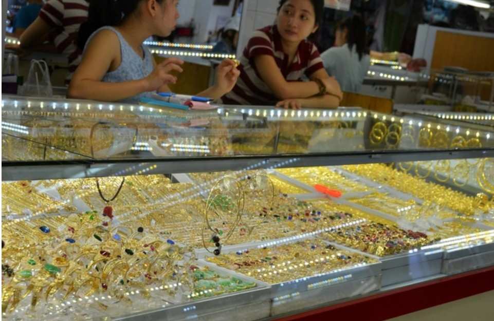 Giá vàng thế giới tăng dựng đứng, vượt mốc 3.431 USD/Ounce 1 Nguyên nhân chính của đợt tăng giá này là tâm lý trú ẩn an toàn gia tăng