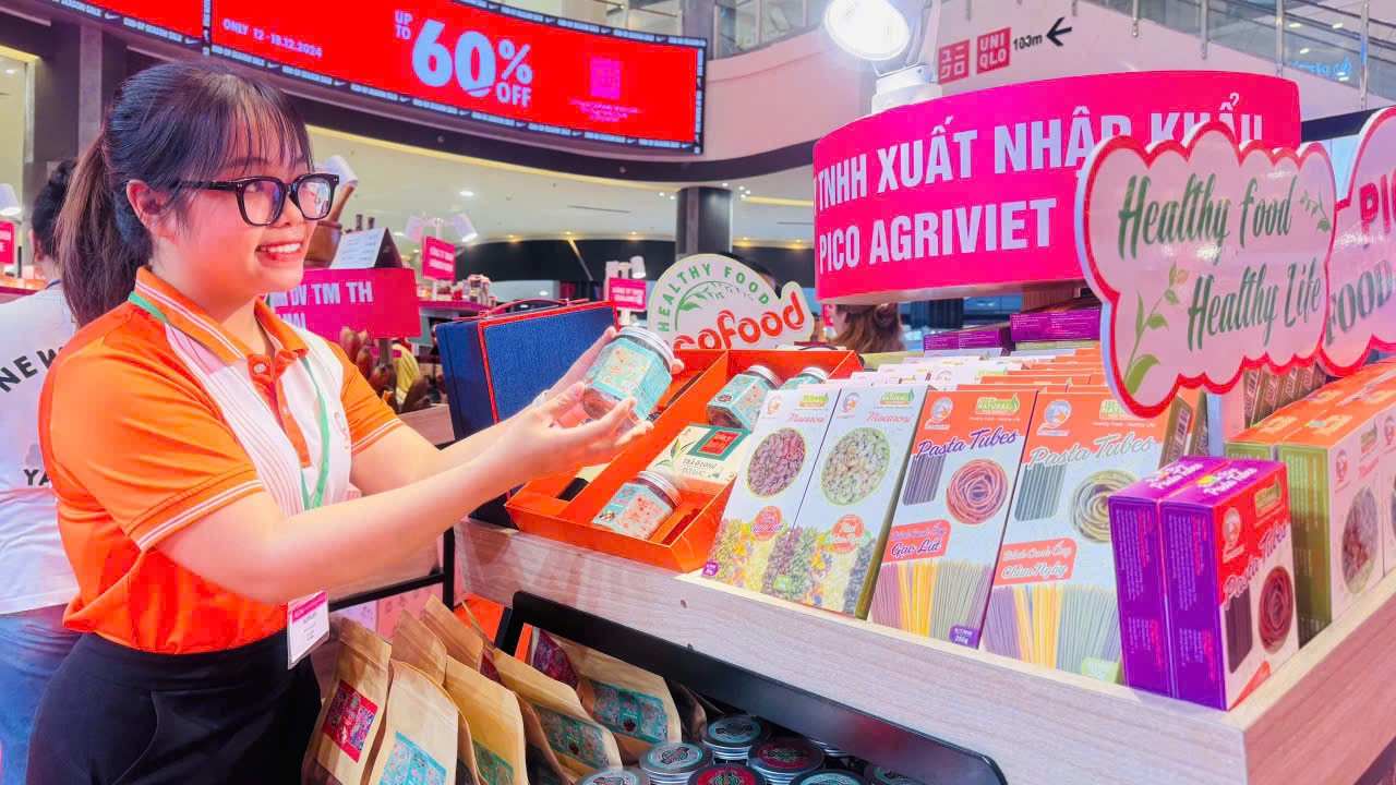 Sản phẩm Việt: Chìa khóa chinh phục thị trường nội địa và xuất khẩu 1 Hội nghị tập huấn “Sản phẩm Việt - Làm đúng để chinh phục thị trường”, nhấn mạnh vai trò của chất lượng sản phẩm, chuyển đổi số. Ảnh: Thời báo Ngân hàng