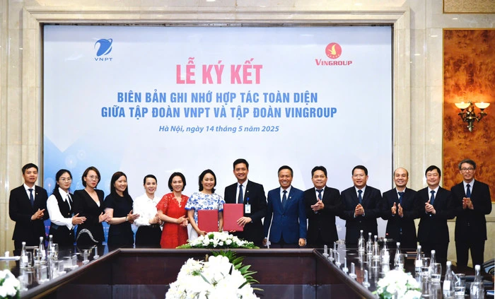 VNPT và Vingroup thực hiện nghi thức ký kết biên bản hợp tác giữa hai tập đoàn. Ảnh: Sưu tầm