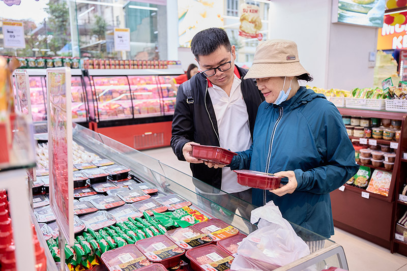 Doanh nghiệp Việt đẩy mạnh mở rộng bán lẻ tiện ích nông thôn 2 Nguoi tieu dung mua sam thit MEAT Deli