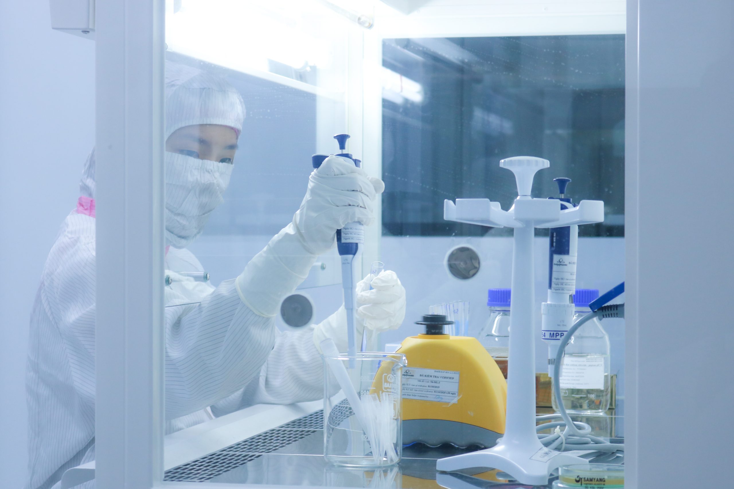 CÚ HÍCH CHÍNH SÁCH CHO DƯỢC TRONG NƯỚC 2 Nhân viên dược Imexpharm trong công tác nghiên cứu và phát triển. Ảnh: Imexpharm.