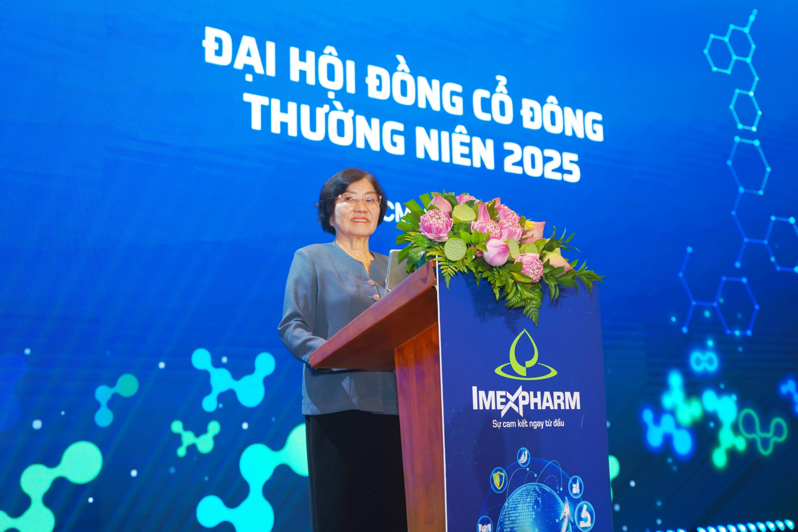 Thầy thuốc nhân dân, Dược sỹ Trần Thị Đào - Tổng Giám Đốc Imexpharm phát biểu tại ĐHĐCĐ Imexpharm 2025. Ảnh: Imexpharm.