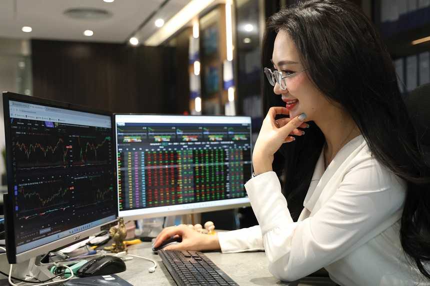 Thuế quan hạ nhiệt, chứng khoán Việt Nam tăng tốc trên đỉnh 1.300 1 Thị trường chứng khoán (TTCK) toàn cầu và Việt Nam đang hưởng lợi từ tín hiệu tích cực trong đàm phán thuế quan giữa Mỹ và các đối tác lớn
